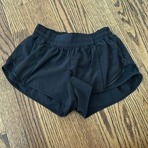 Lululemon black hotty hot short 2.5 inch size 6